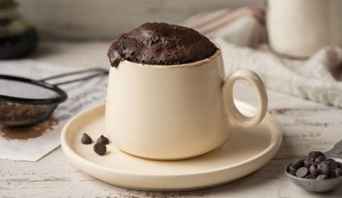 Prepara un brownie en taza en solo un minuto con esta receta rápida y deliciosa