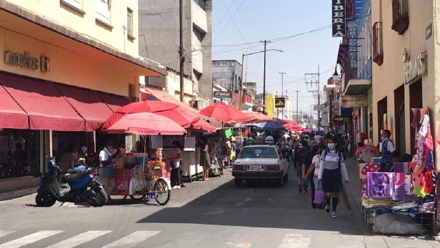 Hay aceras del primer cuadro de Cuautla que son intransitables para los peatones.