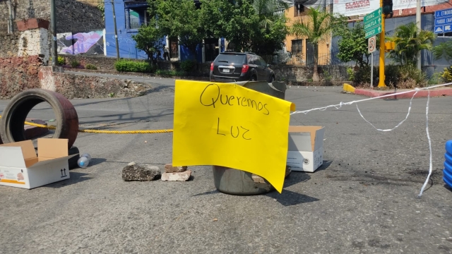 Protestan vecinos de calle Atlacomulco por la falta de energía eléctrica