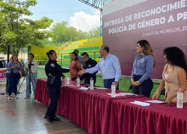 El alcalde entregó los reconocimientos a los participantes.