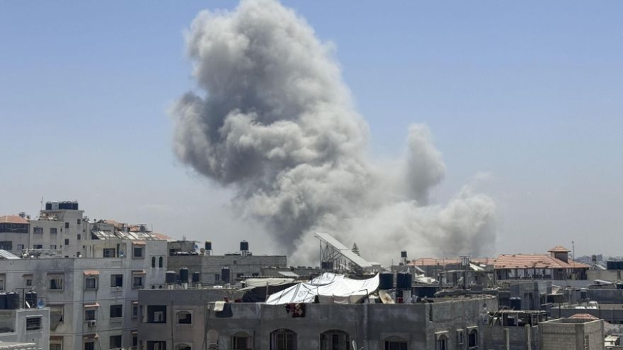 Periodista embarazada y su familia mueren en bombardeo israelí en Gaza