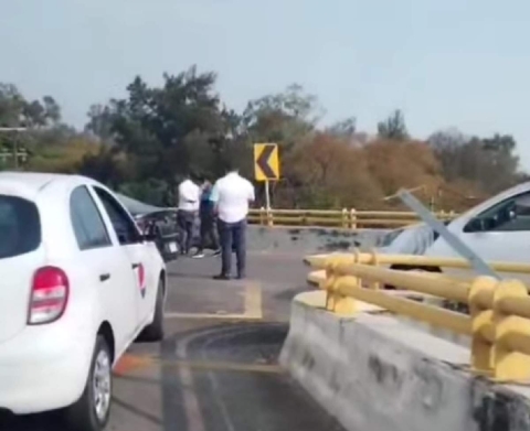 Los individuos quedaron tirados sobre el asfalto tras el impacto.