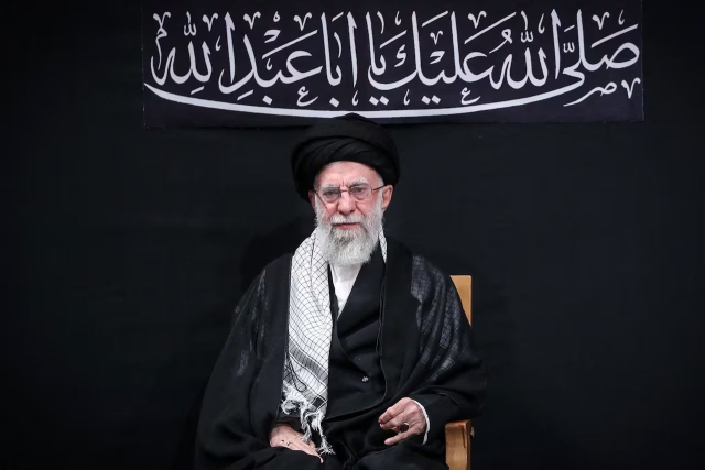 Líder supremo de Irán aparece en público por primera vez desde guerra con Israel