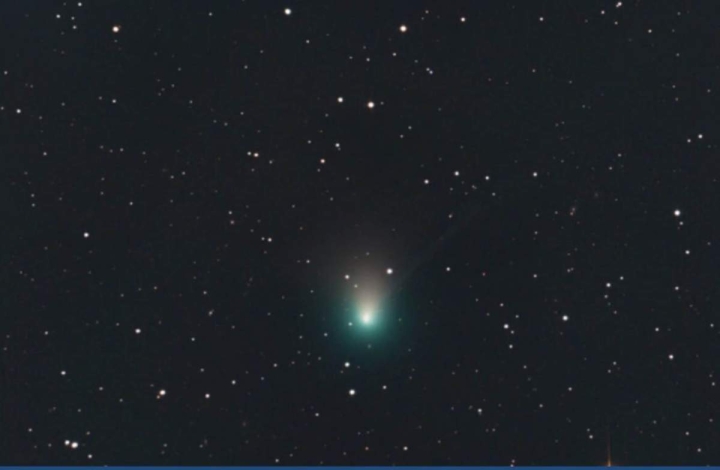 Mira hacia el cielo… ¡Maravíllate con el cometa!