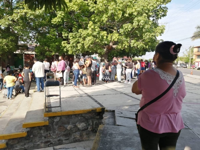 De manera sorpresiva, en apenas dos días se acabó la vacuna para niños de cinco a 11 años de edad, debido a una mala planeación.