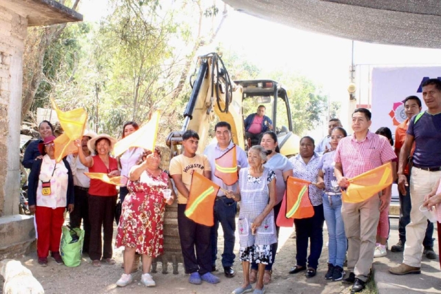 El alcalde (al centro) encabezó el inicio de los trabajos.