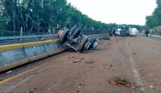 Se volcó una pipa al tratar de salir de la autopista del Sol