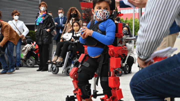 El primer exoesqueleto para ayudar a niños con parálisis cerebral ya está en México