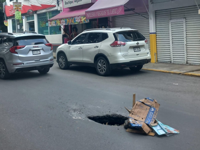 Alertan de hoyo en el suelo en avenida Teopanzolco