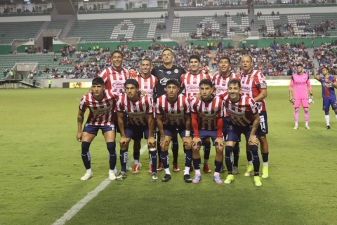 Las Chivas jugaron el viernes en Zacatepec con su cuadro estelar, con excepción de sus seleccionados nacionales y le ganaron por 2-0 al Atlante.