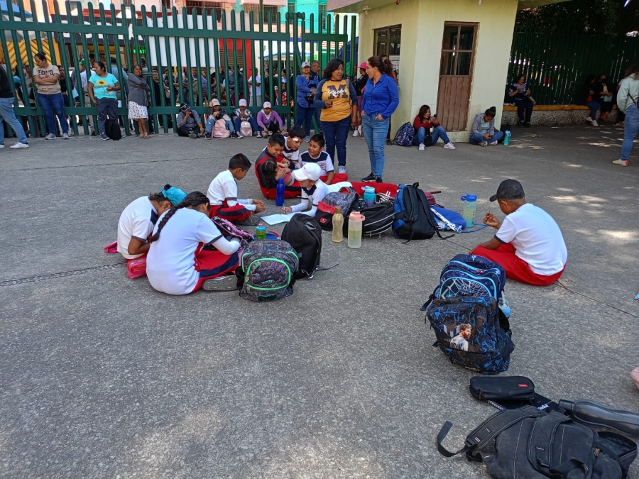 Se manifiestan en IEBEM padres de familia y estudiantes de primaria '17 de Abril' de Alpuyeca