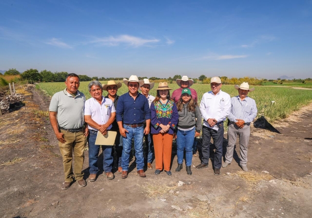 En gira de trabajo por Axochiapan, Margarita González Saravia supervisa obras que impulsan al campo