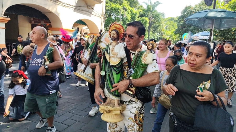 Devotos de San Judas Tadeo recorren el primer cuadro del centro de Cuernavaca
