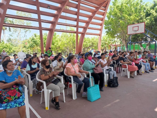 Por medio del programa “Una mirada al corazón” se realizó la entrega de 100 lentes gratuitos al mismo número de personas que se inscribieron previamente, con apoyo de la óptica “Promovista” en Jojutla.