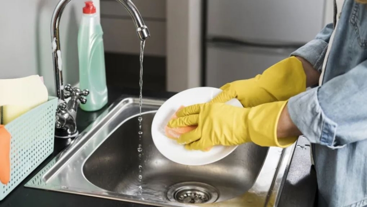 Limpiar con agua caliente inactiva el detergente: ¿Cuándo sí y cuándo no usarla?