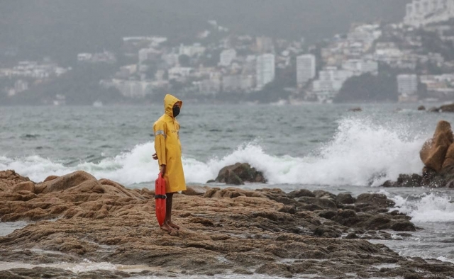 Tormenta tropical ‘Dolores’ impacta entre los límites de Colima y Michoacán.