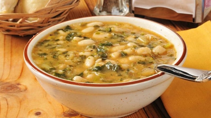 Sopa de habas con nopales, así la puedes preparar