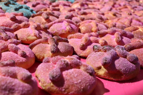El pan dulce de muerto es uno de los productos de mayor tradición en el país en la presente temporada del año.  