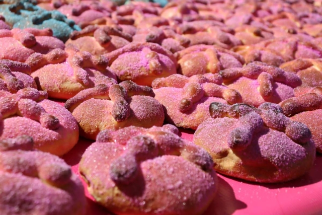 El pan dulce de muerto es uno de los productos de mayor tradición en el país en la presente temporada del año.