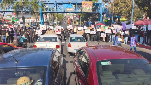 Marchan estudiantes de la UAEM en avenida Plan de Ayala, en Cuernavaca