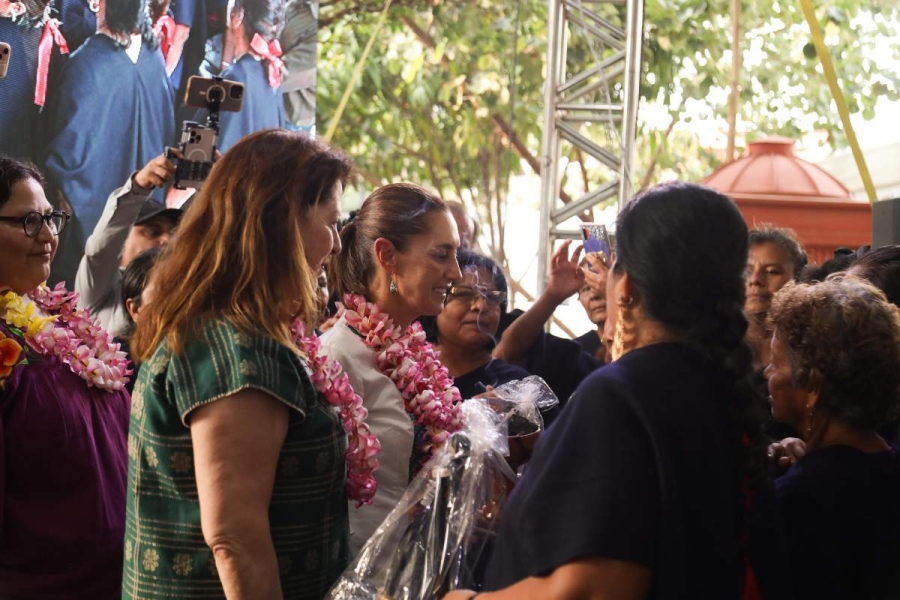 Margarita González Saravia y Claudia Sheinbaum fueron recibidas con un ritual de bienvenida y sanación realizado por habitantes de Tetelcingo. 