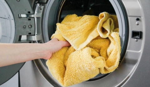 ¿Cómo lavar las toallas para que queden suaves y esponjosas?