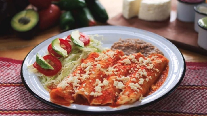 ¿Qué puedo cocinar para desayunar? Receta para hacer unas entomatadas muy mexicanas