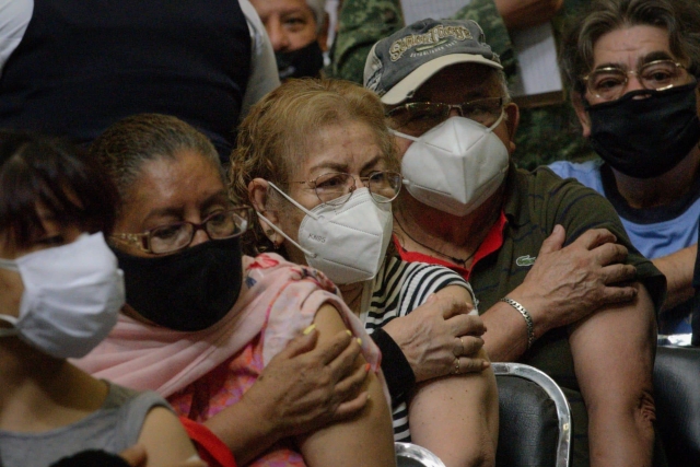 Analizan aplicación de tercera dosis de vacuna COVID para adultos mayores.