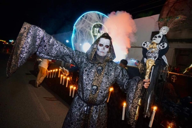 Todos los participantes se esmeraron en presentar el mejor disfraz del desfile.