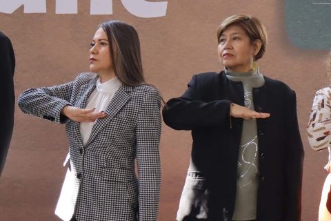 Silvia Salazar, titular de la Secretaría de Bienestar de Morelos, participó ayer en el acto que realizó el gobierno estatal en el zócalo de Cuernavaca por el día de la bandera nacional.  