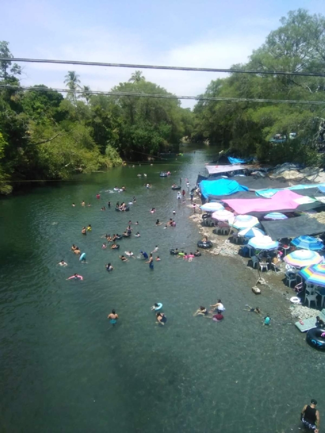 En días recientes, los cuerpos de agua de la zona sur han recibido a cientos de visitantes que buscan refrescarse ante las elevadas temperaturas.