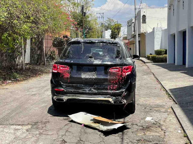 Una camioneta resultó dañada durante el incendio.