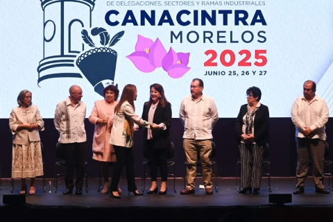 Esperanza Ortega acompañó a la gobernadora Margarita González Saravia en la inauguración de la Convención de Delegaciones, Sectores y Ramas Industriales Canacintra 2025 en Cuernavaca. 