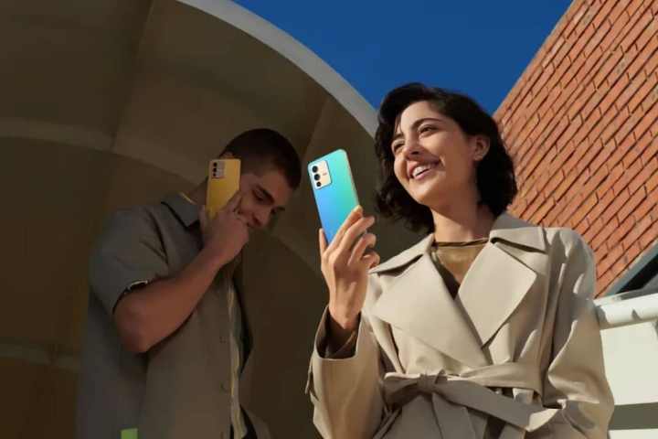 Los nuevos smartphones Vivo V23 y V23 Pro cambian de color cuando les da el sol