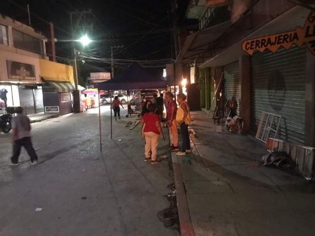 La noche del jueves comenzaron a instalarse los llamados puestos de tradiciones frente al mercado de Jojutla.