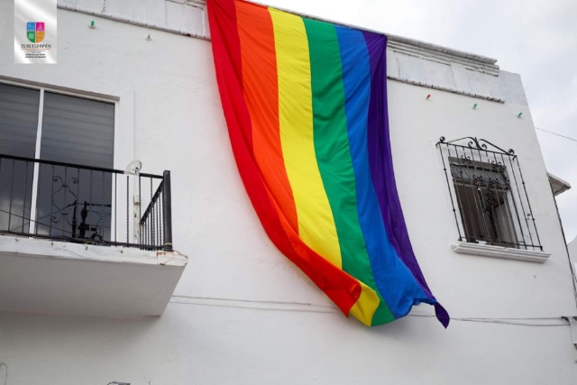 Para visibilizar a la comunidad, hace unos días se colocaron distintivos de la comunidad LGBT+ en la presidencia municipal.