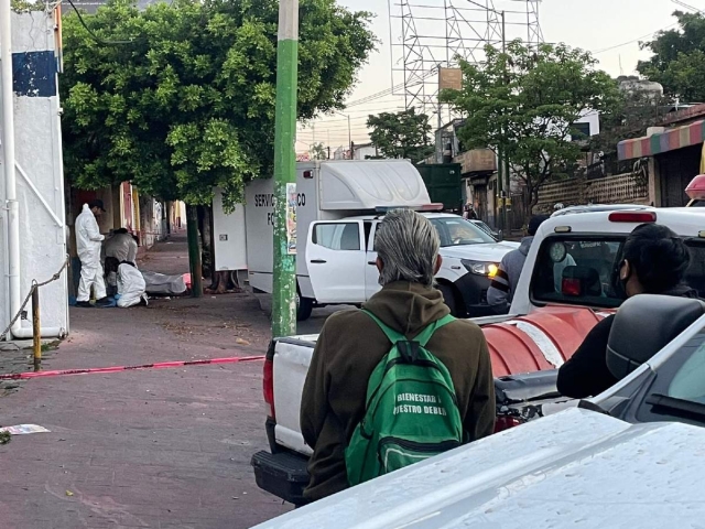 El hombre fue encontrado sin vida junto a un árbol.