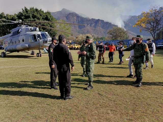 Participa personal militar en sofocación del incendio forestal en Tepoztlán
