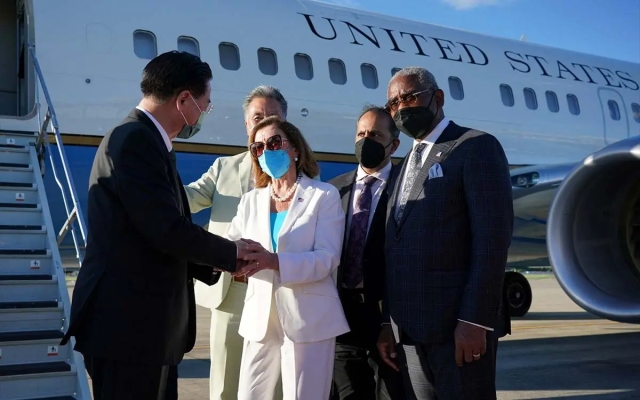 Pelosi abandona Taiwán tras una visita que indignó a China