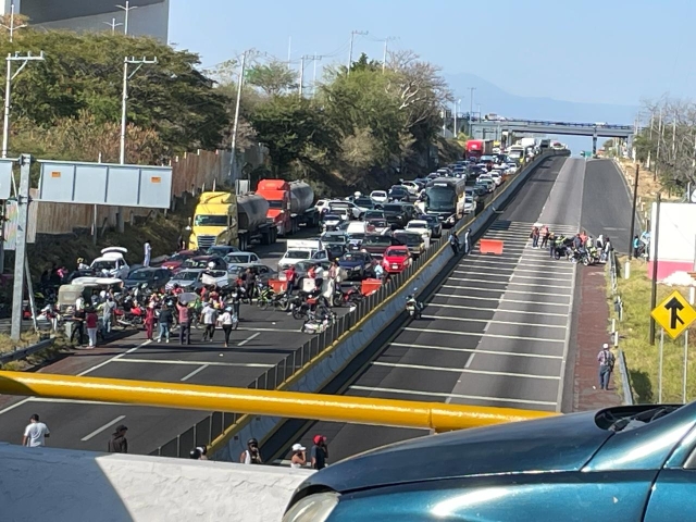 Manifestantes finalizan bloqueo en autopista México-Acapulco