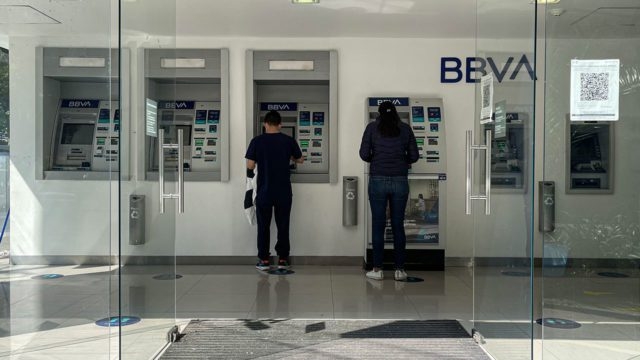 BBVA regalará café a clientes para enmendar error de depósitos ‘gratis’