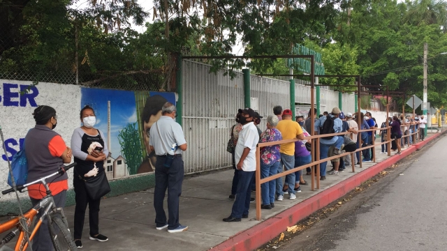 Retrasos y largas filas en el inicio de la jornada electoral en la zona sur