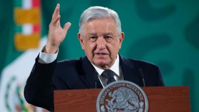 INE ordena a AMLO retirar mañanera y no difundir programas sociales.