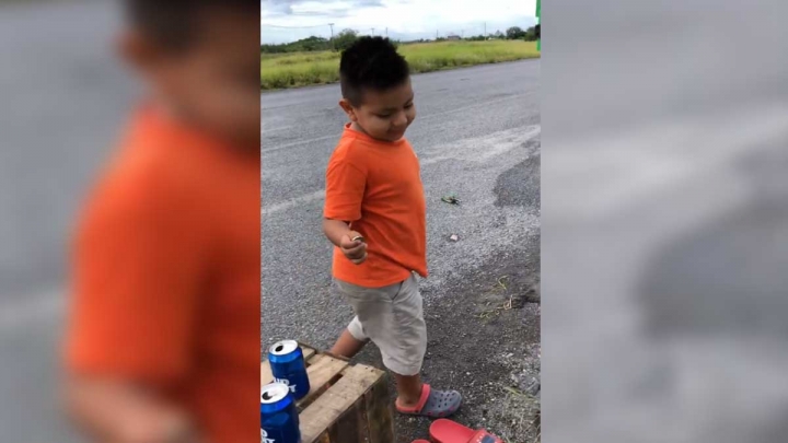 Niño prefiere comprar naranjas en vez de robarlas de tráiler volcado