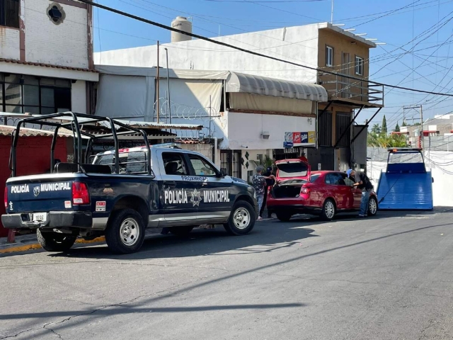 El auto fue llevado a un corralón.