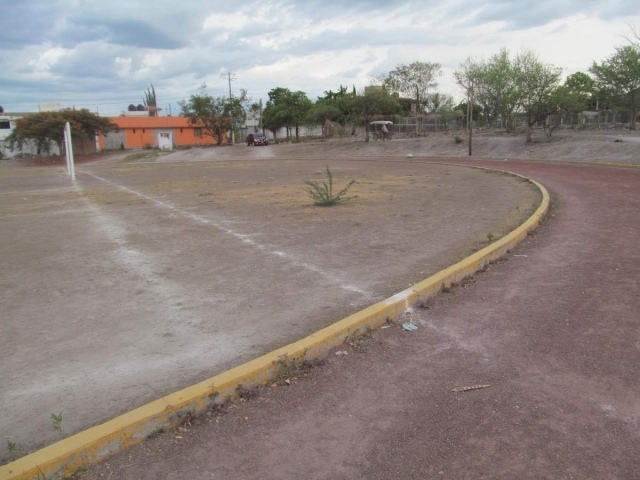 Vecinos acusaron que la línea que trazaron para el cuartel alcanza incluso una parte de la cancha de fútbol. Dijeron que es definitiva la decisión de no construir un cuartel de la GN en ese lugar. 