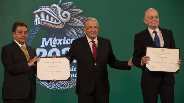 AMLO entrega reconocimiento a médicos.