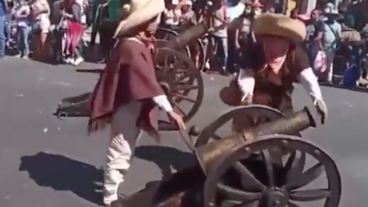 Joven pierde una mano al explotarle cañón en carnaval de Huejotzingo
