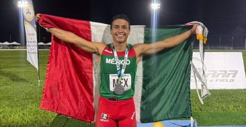 Luis Avilés, originario de Cuautla, muestra la medalla de plata que obtuvo en la prueba de relevo 4x400.