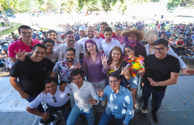 Margarita González Saravia escucha a jóvenes universitarios